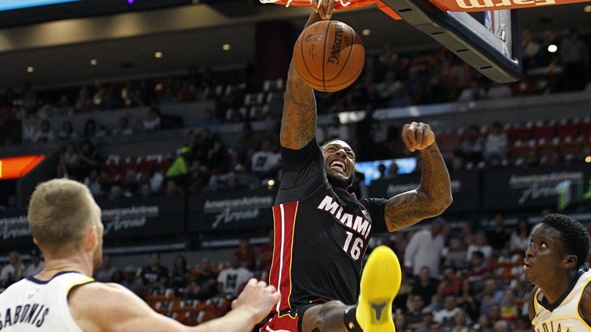 James Johnson, del Heat, clava la bola sobre Domantas Sabots y and Victor Oladipo (4), de los Pacers, en el primer cuarto del juego en el AmericanAirlines Arena en Miami, la noche del sábado 21 de octubre del 2017.