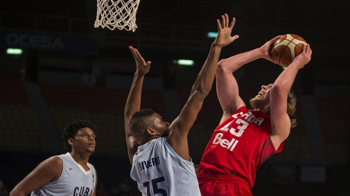 
El jugador cubano Jasiel Rivero (centro) trata de impedir el tiro del canadiense Kelly Olynyk, durante el partido entre ambas escuadras en el Preolímpico FIBA 2015, celebrado el 2 de septiembre del 2015 en México.
