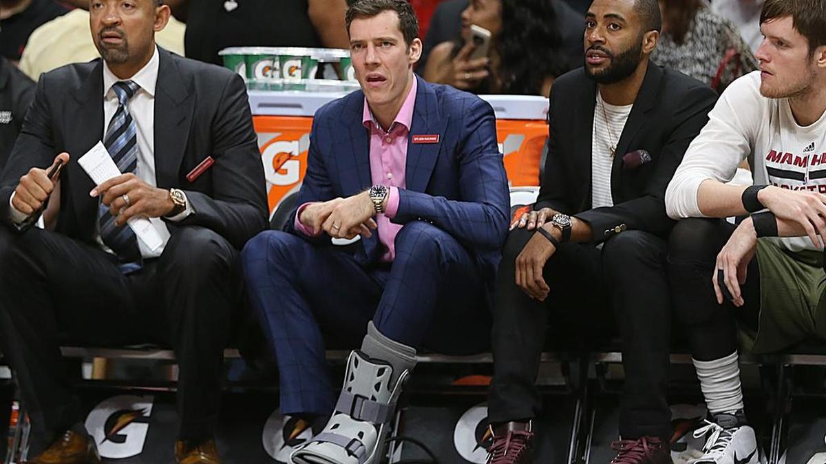 Goran Dragic luce una bota en la banca del Heat, en el juego contra el Jazz, el sábado.