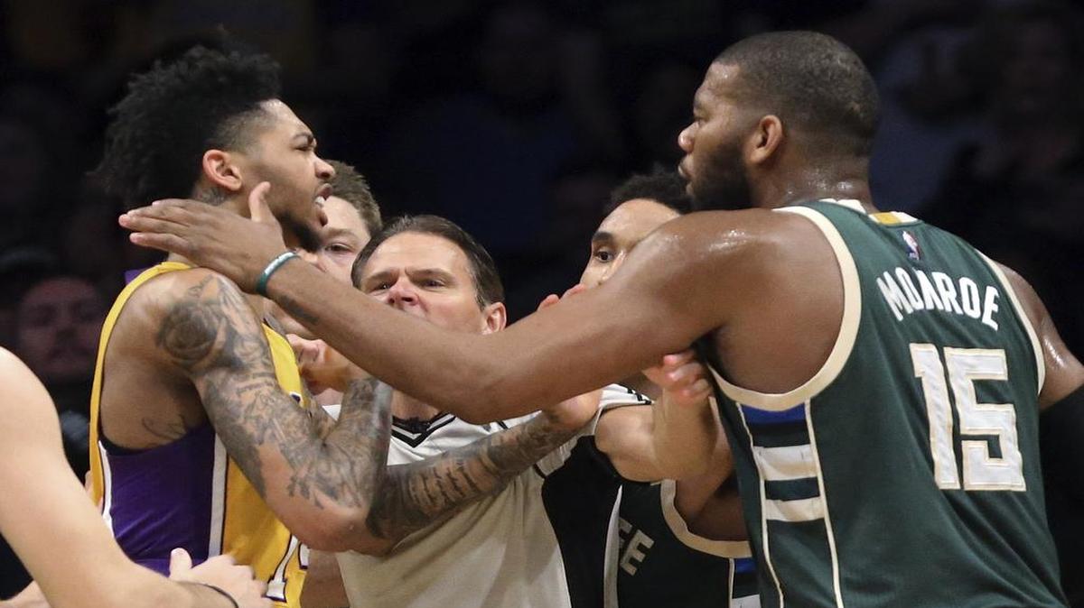 La NBA multó este domingo al centro de Milwaukee Greg Monroe (der.) y a Nick Young y D'Angelo Russell, de los Lakers de Los Angeles, por su participación en una pelea en el tercer cuarto del partido que ambos equipos jugaron el viernes 17 de marzo del 2017.