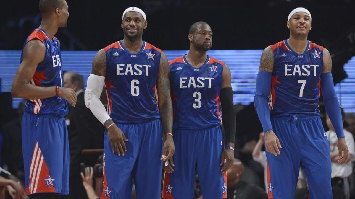 Chris Bosh, LeBron James (6), Dwyane Wade (3) y Carmelo Anthony (7) en el equipo del Este en el Juego de Estrellas del 2013. La lesión de Bosh impidió que volvieran a juntarse los Tres Grandes como en la época con el Heat de Miami.