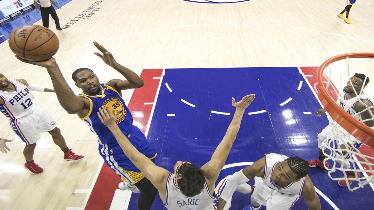 Kevin Durant se lastimó la rodilla izquierda, los Warriors llegaron a estar en desventaja hasta por 19 puntos en el primer cuarto y Stephen Curry falló un triple que hubiera significado la ventaja en las postrimerías de un partido terrible para Golden State, que cayó el martes 112-108 ante los Wizards de Washington.