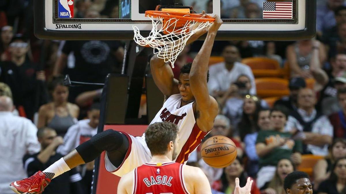 El centro del Heat Hassan Whiteside clava la pelota ante la presencia de Pau Gasol (#16) y Justin Holiday (#7), de los Bulls de Chicago, en el último cuarto del encuentro efectuado el martes en Miami.