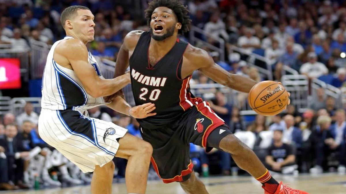 Justise Winslow, del Heat (20), penetra al aro ante la marca de Aaron Gordon, del Magic, este miércoles en Orlando.