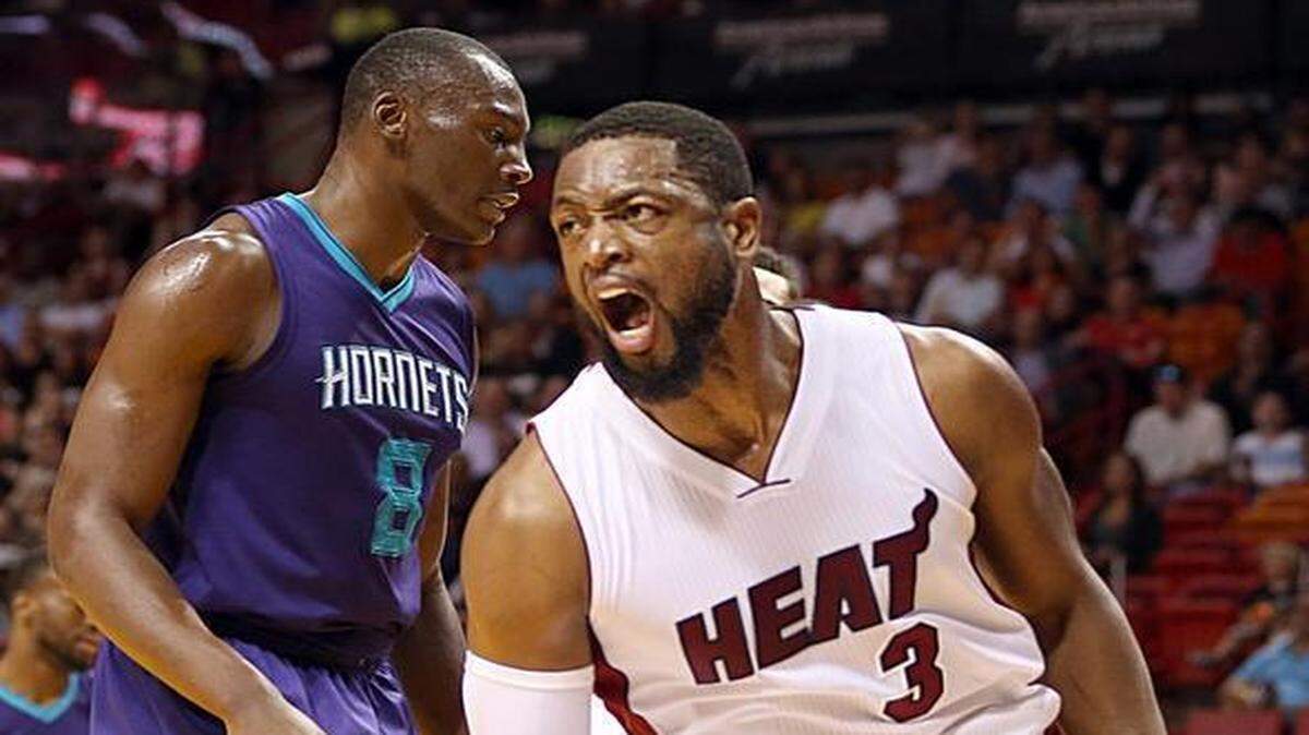 
El escolta del Heat Dwyane Wade reacciona después de anotar una canasta en el partido contra los Hornets, el martes 7 de abril del 2015 en Miami.


