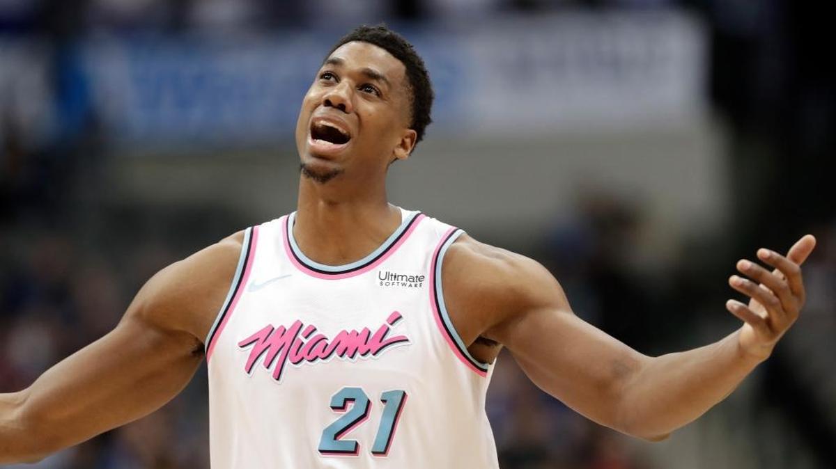 El centro Hassan Whiteside (21) terminó con otro gran doble-doble y fue el mejor del Heat este lunes en Dallas.