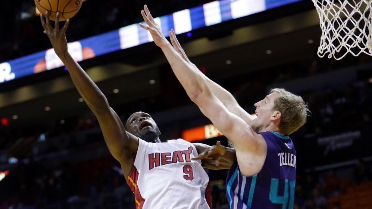 
Luol Deng (9), del Heat, lanza sobre Cody Zeller (40), de los Hornets, en el partido de pretemporada, el domingo 4 de octubre del 2015, en Miami.
