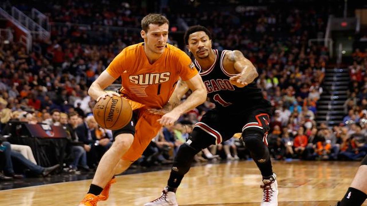 
Goran Dragic conduce la pelota por los Suns de Phoenix en un partido contra los Bulls de Chicago, el 30 de enero del 2015.


