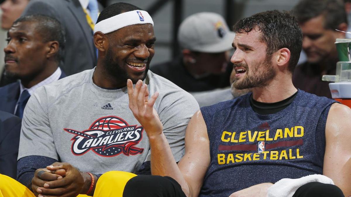 
LeBron James (izq.) y Kevin Love descansan en un partido entre los Cavaliers y los Nuggets, el 7 de noviembre del 2014.


