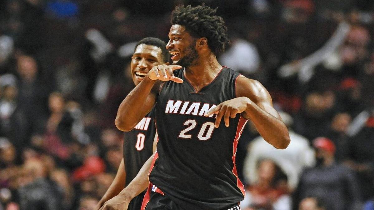 Los novatos del Heat de Miami Josh Richardson y Justise Winslow (#20) celebran la victoria en Chicago el pasado 11 de marzo.