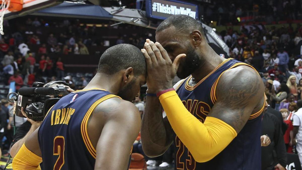 LeBron James (derecha) y Kyrie Irving, de los Cavaliers de Cleveland, hablan después de vencer a los Hawks de Atlanta, el viernes 1 de abril de 2016. 