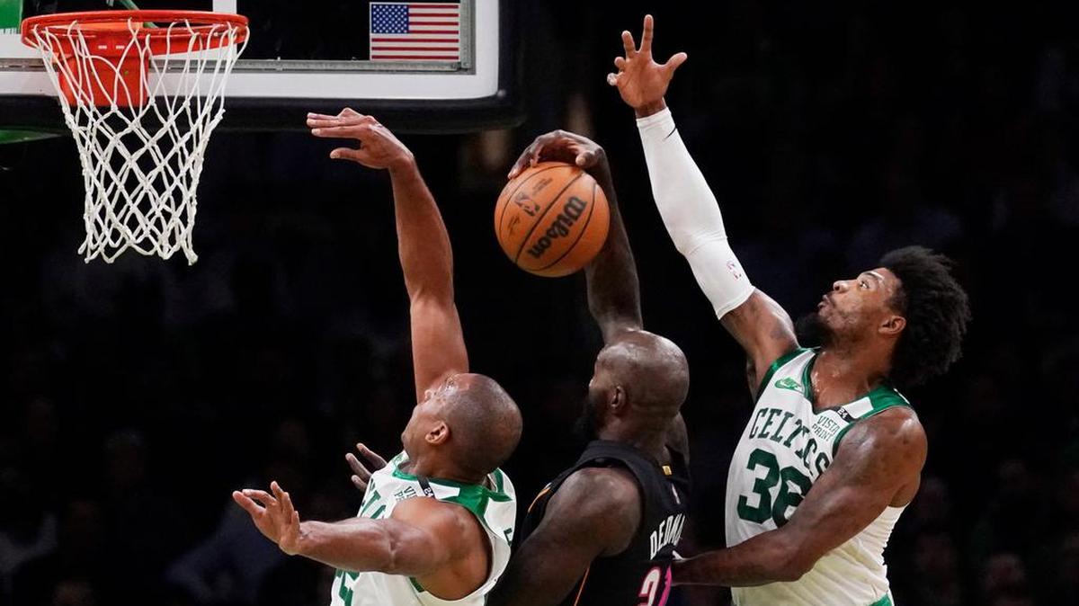 El centro del Heat de Miami Dewayne Dedmon cosigue el rebote ante la defensa de Marcus Smart (36) y Al Horford, en el partido celebrado el 30 de marzo de 2022 en Boston.
