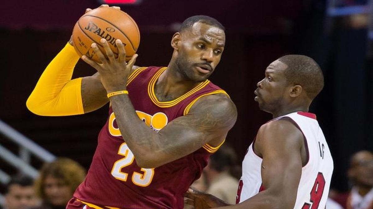 LeBron James, de los Cavaliers, controla la bola, sobre la marcación de Luol Deng, del Heat, el viernes.