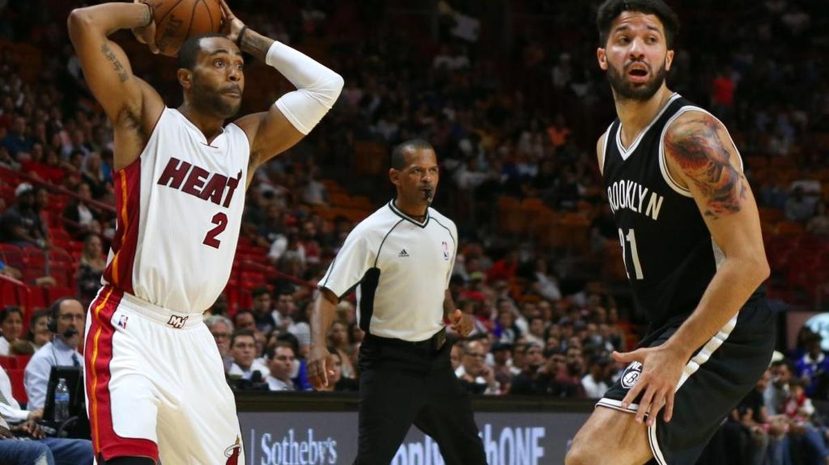 Wayne Ellington, del Heat, busca un pase ante la marca del venezolano de los Nets Greivis, el 11 de octubre.