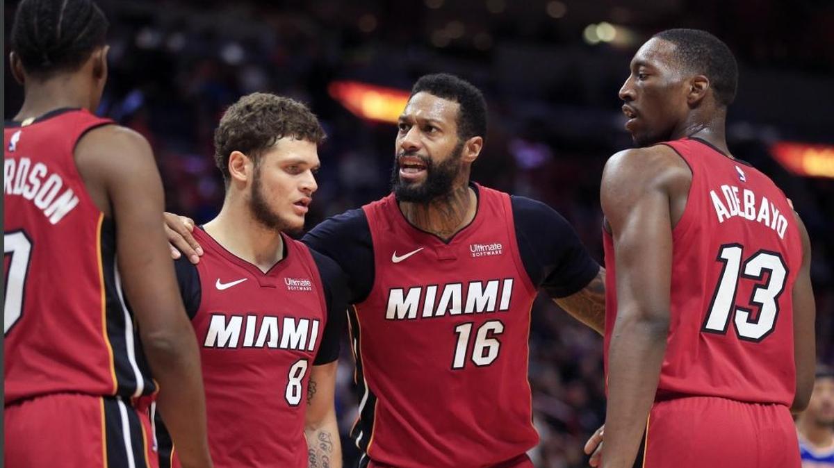 James Johnson (16) anima a sus compañeros del Heat Richardson (0), Tyler Johnson (8) y Bam Adebayo (13) en el juego del viernes contra los Knicks en el AAA.