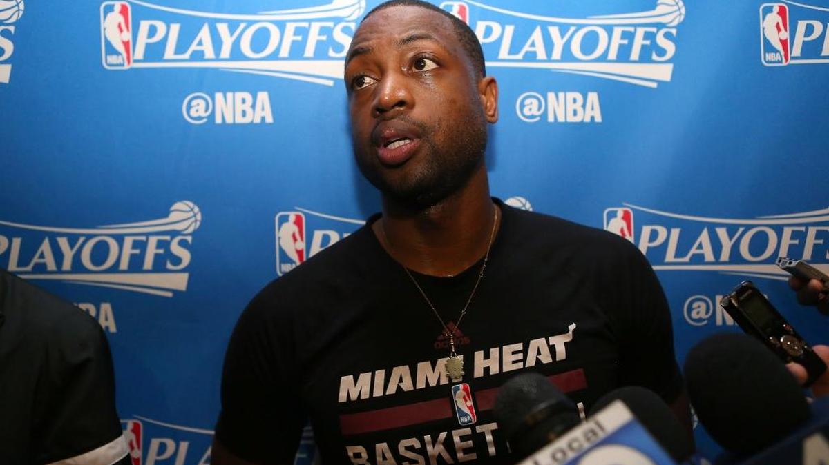 Dwyane Wade habla con los reporteros luego de las prácticas del Heat, el juves 28 de abril del 2016, en el American Airlines Arena en Miami.