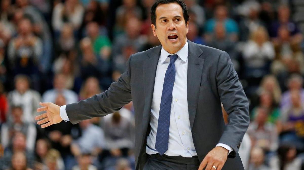 El entrenador del Heat Erik Spoelstra imparte intrucciones al su equipo en el triunfo el 10 de noviembre del 2017 contra el Jazz en UTAH.