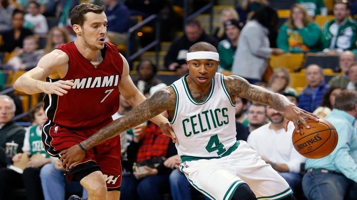Isaiah Thomas, de los Celtics (der.), dribla el balón marcado por Goran Dragic, del Heat, en el duelo de armadores este 27 de febrero en el TD Garden de Boston.