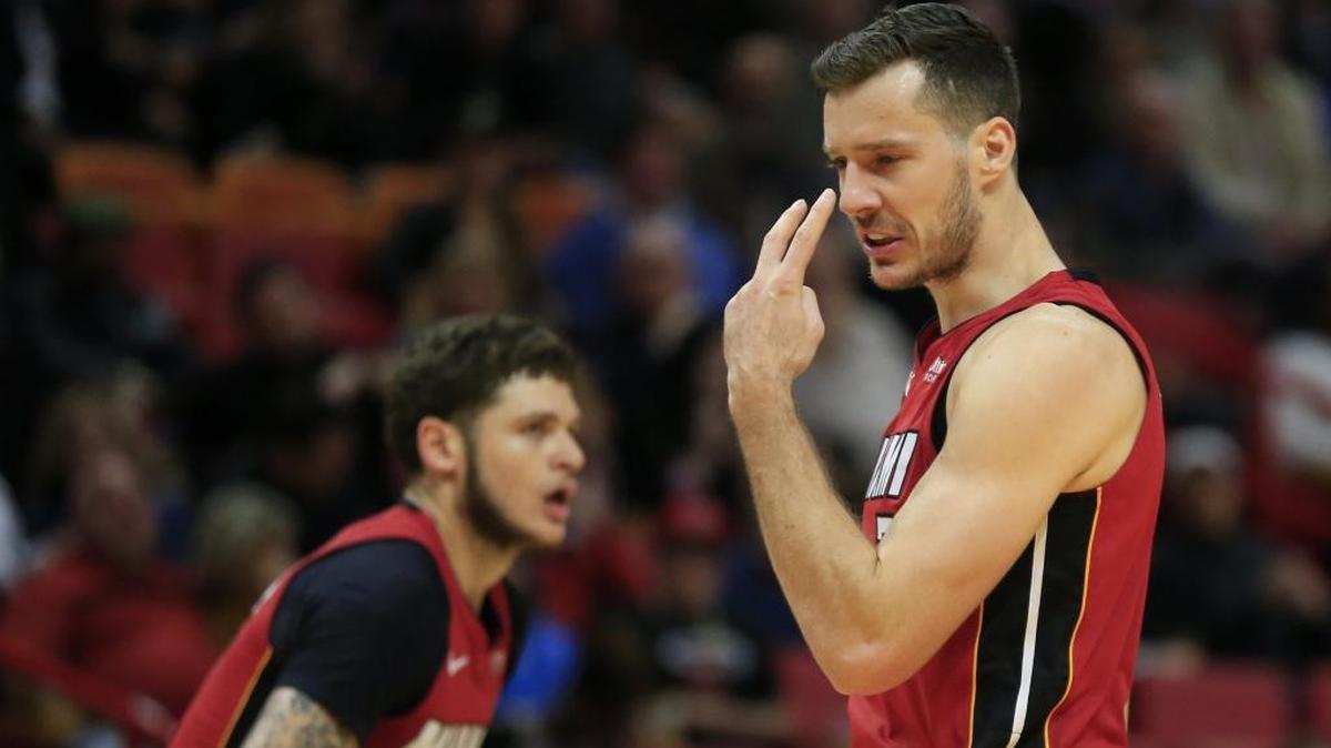 Goran Dragic (7), al lado de Tyler Johnson (izq.), gesticula en el juego ante los Knicks el 5 de enero en el American Airlines Arena.