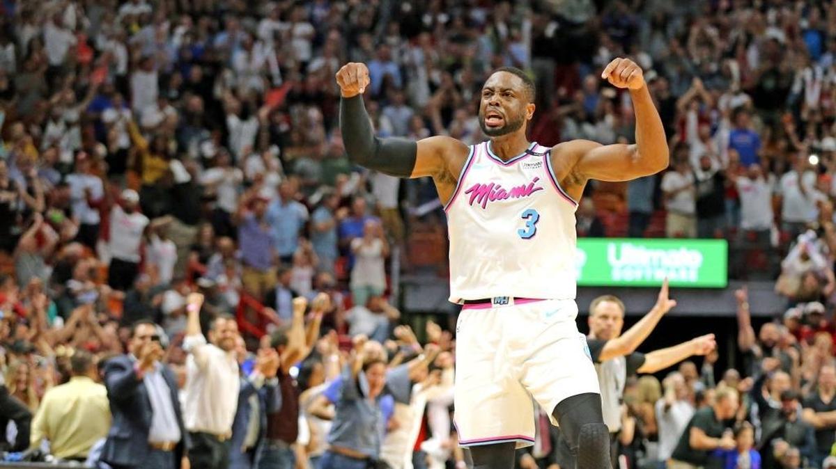 Dwyane Wade celebra con el público luego de anotar la canasta que le dio el triunfo al Heat ante Filadelfia, en el partido efectuado el 27 de febrero de 2018 en Miami.