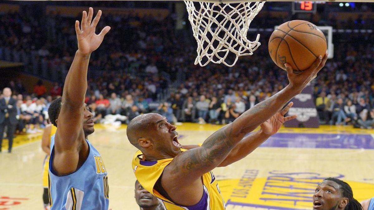 Kobe Bryant (centro) trata de anotar la canasta ante la marca de Darrell Arthur (izq.), en el partido entre los Lakers y los Nuggets, efectuado el 3 de noviembre del 2015 en Los Ángeles.