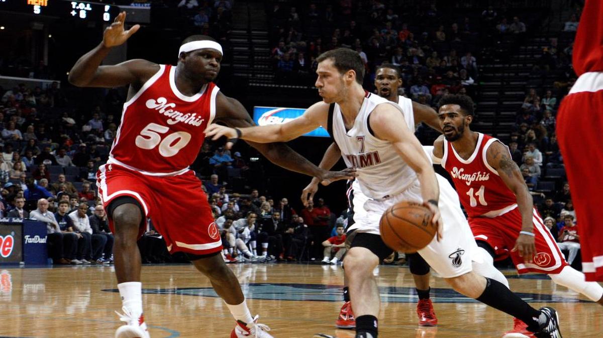 Goran Dragic, del Heat, trata de eludir a Zach Randolph (50), de los Grizzlies, el martes pasado en Memphis.