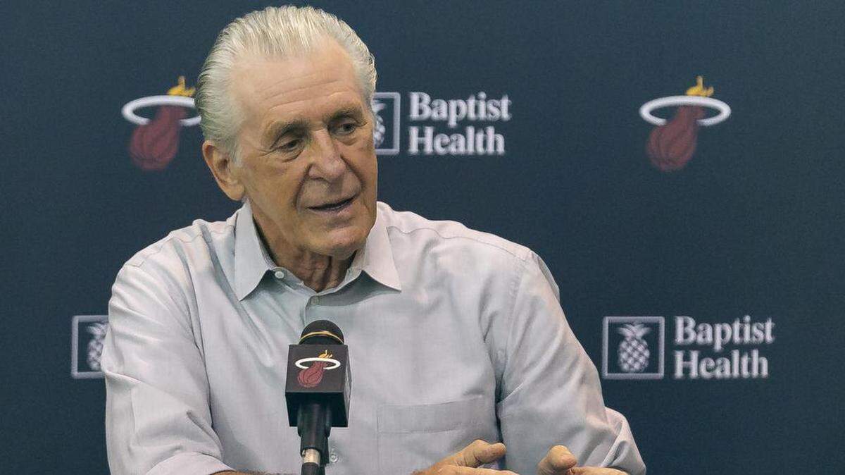 El presidente del Heat Pat Riley habla a la media al terminar la pasada campaña en el AAA.