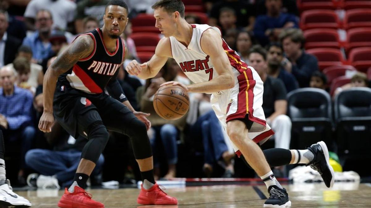 El armador del Heat Goran Dragic (7) entra al aro marcado por el armador de los Trail Blazers Damian Lillard el 18 de marzo en el American Airlines Arena.