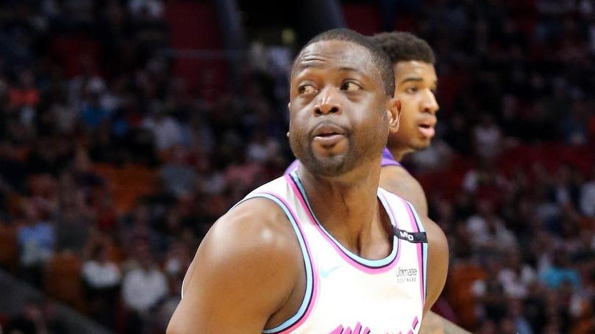 El escolta del Heat Dwyane Wade trata de pasar la pelota en el segundo cuarto del partido efectuado el 5 de marzo de 2018 en Miami.