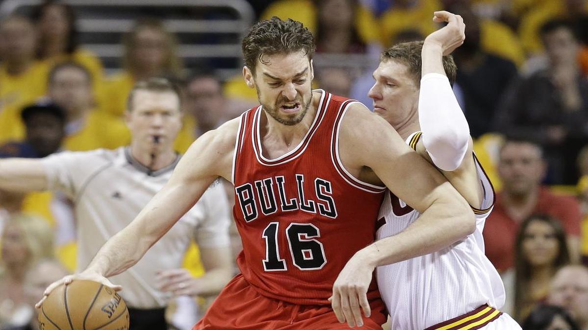 
Pau Gasol (izq.) lleva el balón ante la marca de Timofey Mozgov, en un partido entre los Bulls y los Cavaliers, el 4 de mayo del 2015.
