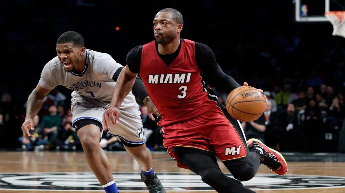 El jugador del Heat Dwyane Wade (der.) conduce la pelota ante la marca de Joe Johnson, de los Nets, en el partido efectuado el martes 26 de enero del 2015, en el Barclays Center en Brooklyn, Nueva York.