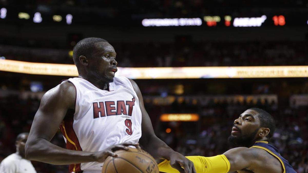 
Luol Deng (izq.) lleva la pelota ante la marca de Kyrie Irving, en el partido entre el Heat y los Cavaliers, efectuado el 16 de marzo del 2015.


