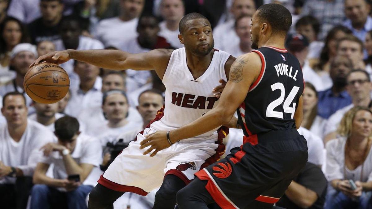 Dwyane Wade (izq.) trata de entrar al aro ante la marca de Norman Powell, de los Raptors, en el partido efectuado el 9 de mayo del 2016 en Miami.