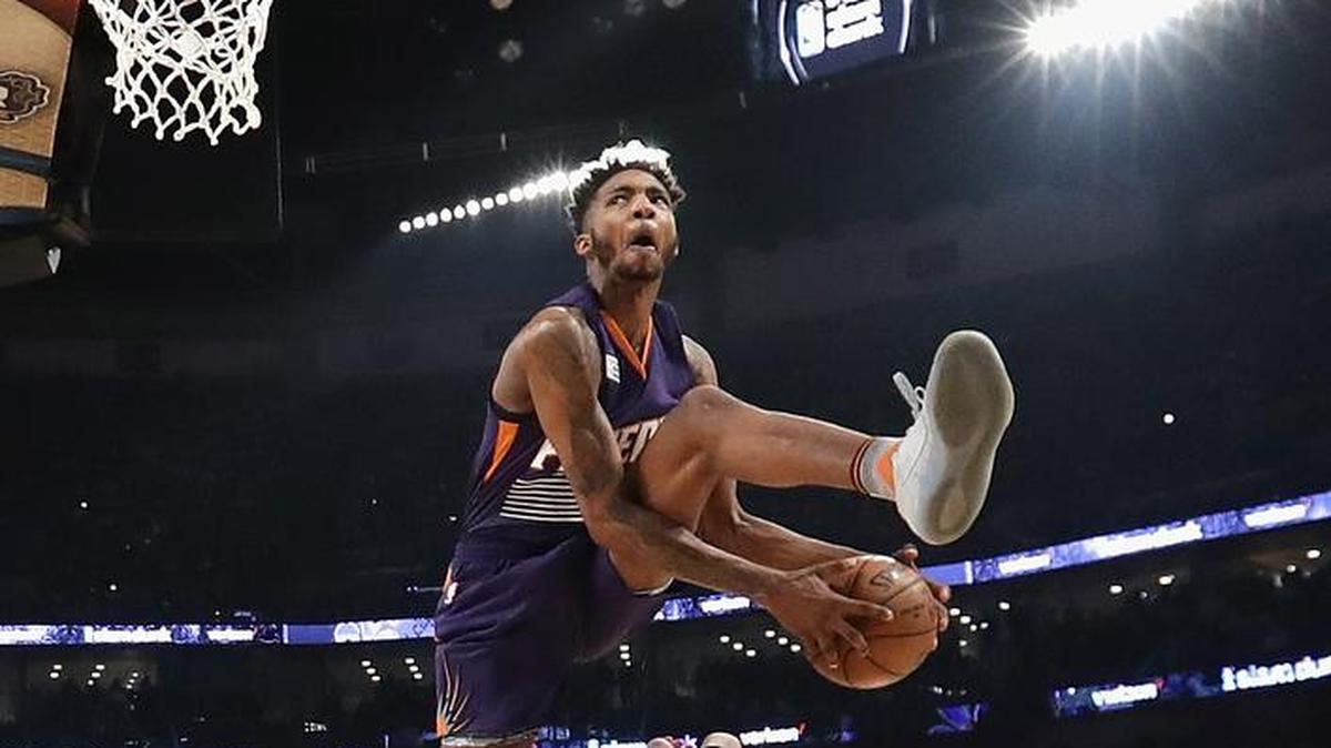 Derrick Jones Jr. clava la pelota en la competencia de habilidades del Juego de las Estrellas, celebrado el 18 de febrero de 2017 en New Orleans, Louisiana.