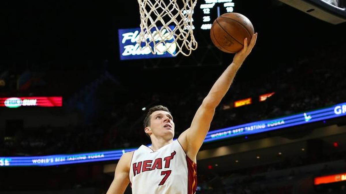 El armador del Heat Goran Dragic anota una canasta ante Magic el 18 de octubre en un juego de pretemporada en American Airlines Arena.