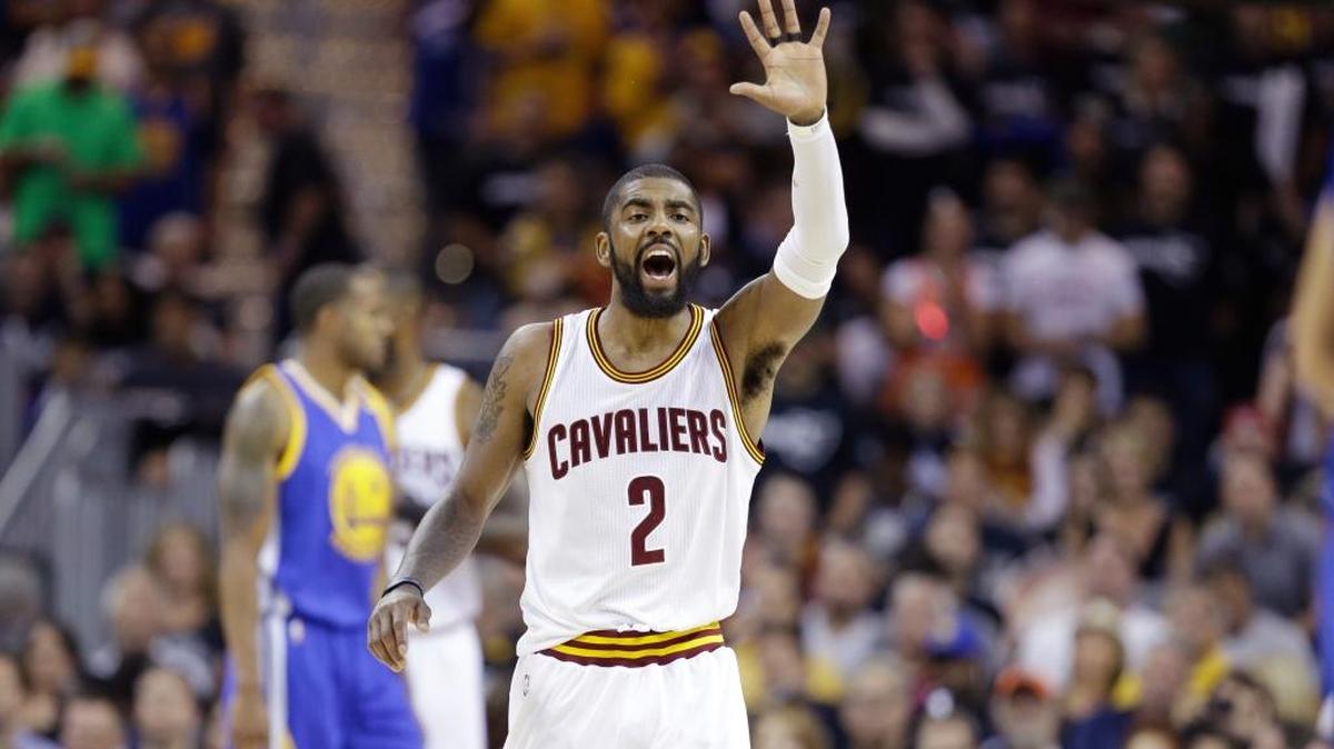 El armador de los Cavaliers Kyrie Irving rcelebra una canasta contra los Warriors el viernes en Cleveland.