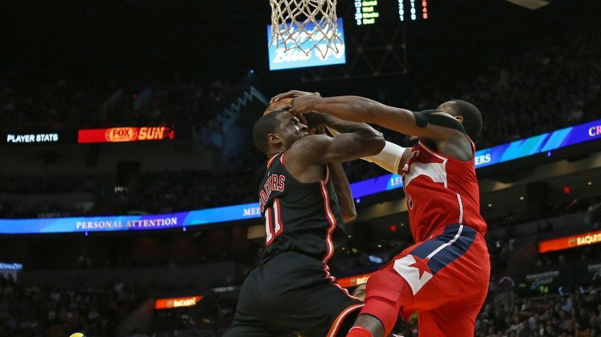 El jugador del Heat Dion Waiters (izq.) recibe la falta de John Wall, de los Wizards, en el partido celebrado el 15 de noviembre del 2017 en Miami.