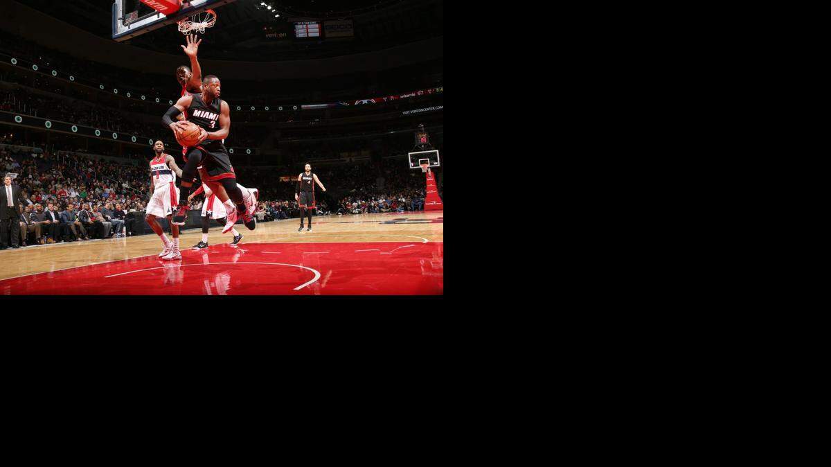 
Dwyane Wade, #3 del Heat, toma un rebote en el partido del lunes contra los Wizards en Washington.


