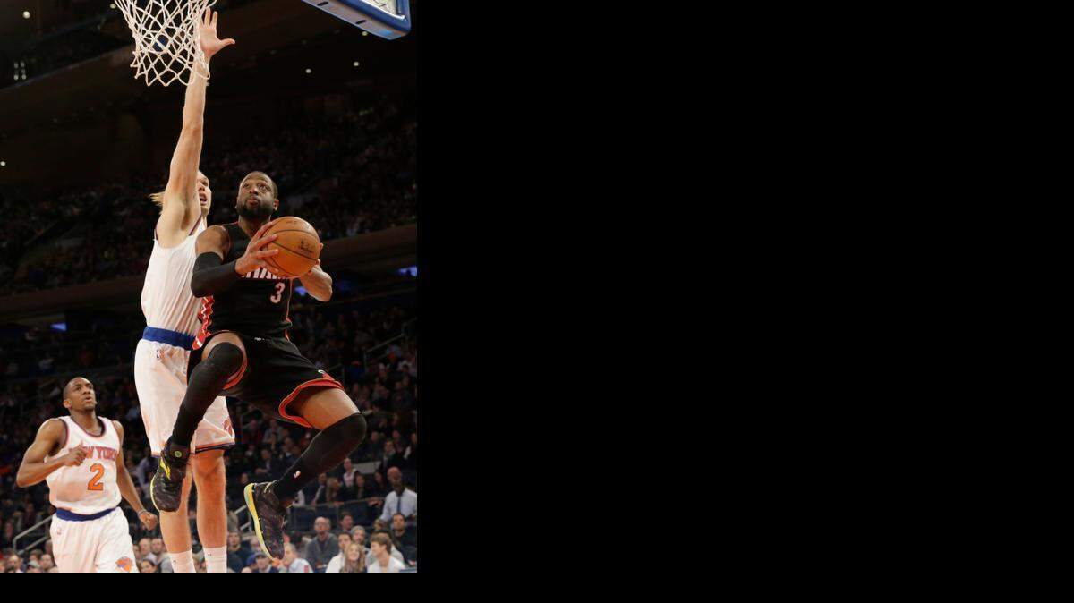 
Dwyane Wade (3), del Heat, busca eludir a Lou Amundson, de los Knicks, el viernes en Nueva York.
