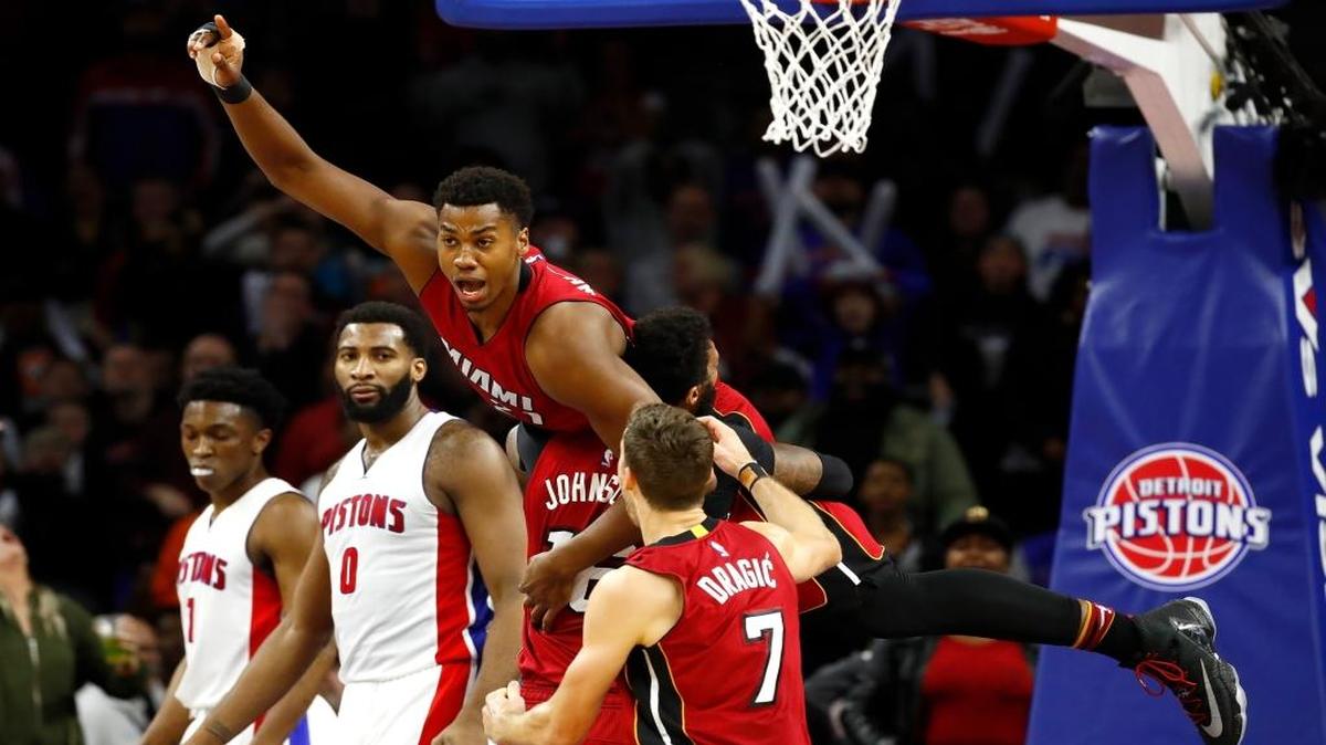 Hassan Whiteside (centro) celebra tras anotar la canasta que le dio el triunfo al Heat sobre los Pistons, el 28 de marzo del 2017 en Detroit.