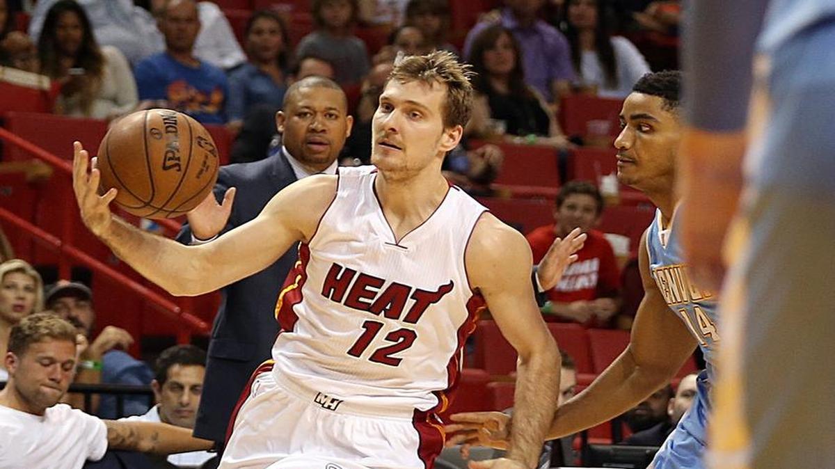 
Zoran Dragic, con el uniforme del Heat (#12), dribla el balón ante Gary Harris, de los Nuggets, el 20 de marzo en el AAA de Miami.
