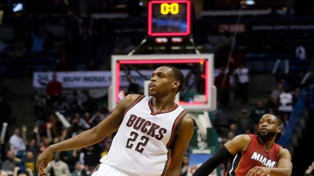 
Khris Middleton, de los Bucks, mira el curso de su triple que dio la victoria a su equipo, mientras atrás queda Dwyane Wade, del Heat, la noche del martes 24 de marzo en Milwaukee. Los Bucks ganaron 89-88.
