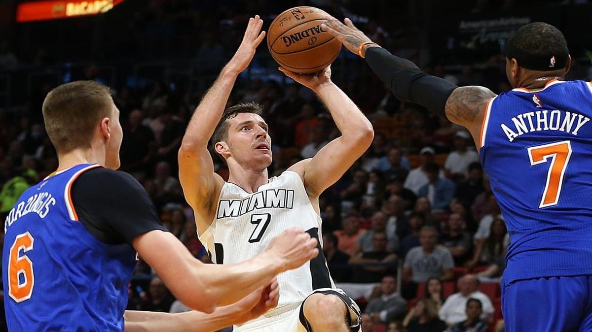 Goran Dragic, del Heat, se apresta a lanzar sobre la marcación de Kristaps Porzingis (6) y Carmelo Anthony, de los Knicks, en la AmericanAirlines Arena en Miami, el 6 de diciembre del 2016.