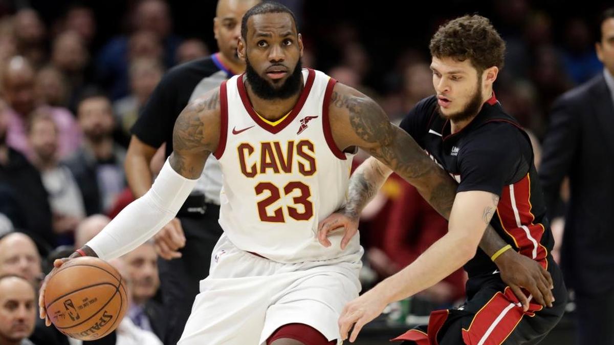 LeBron James, de los Cavaliers (23), trata de evadir la marca de Tyler Johnson, del Heat, el 31 de enero en Cleveland.