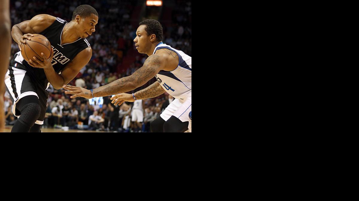 
El centro del Heat Hassan Whiteside (izquierda) atenaza el balón ante Greg Smith, de los Mavericks, el viernes en Miami.
