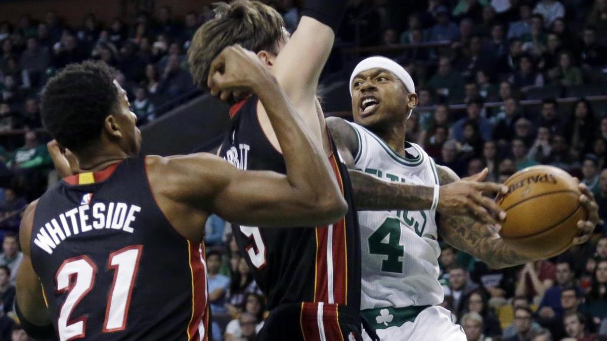 ISAIAH THOMAS (4) ataca el aro contra la defensa de Luke Babbitt (5) y Hassan Whiteside (21).