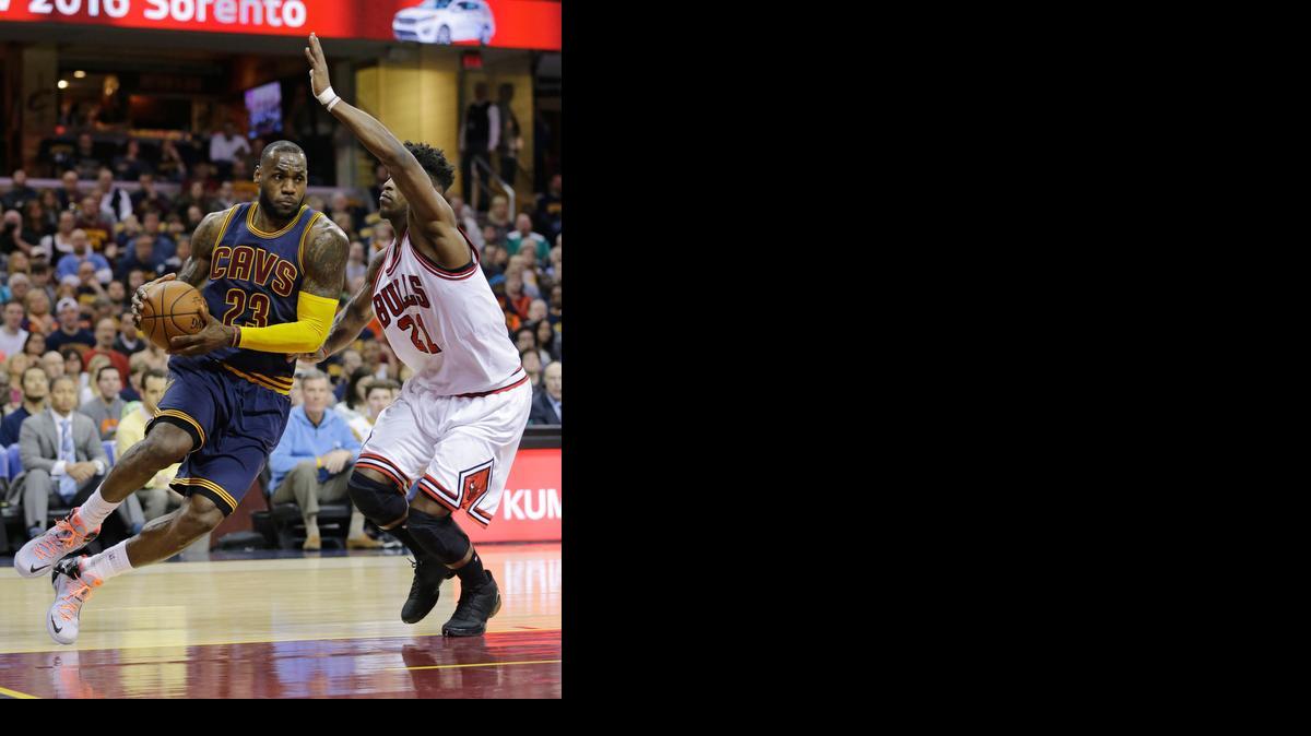 
LEBRON JAMES penetra al aro en la victoria de Cleveland sobre Chicago, el domingo.
