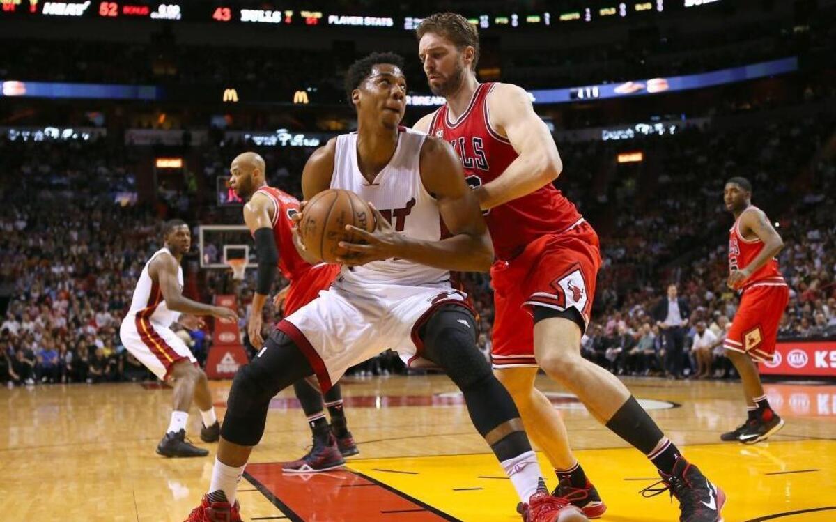 Hassan Whiteside, del Heat de Miami, enfrenta a Pau Gasol, de los Bulls de Chicago, en el AmericanAirlines Arena, el 1 de marzo del 2016.