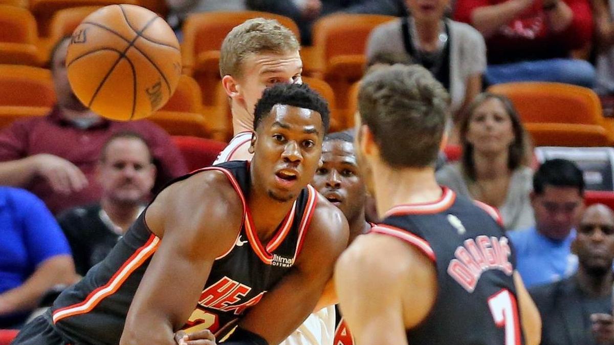 El centro del Heat Hassan Whiteside (21) pasa el balón al armador Goran Dragic (7) en el partido contra los Bulls, el 1 de noviembre en el American Airline de Miami.