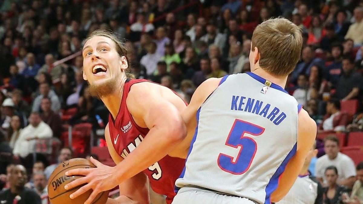 El centro del Heat Kelly Olynk (9) trata de anotar en el primer cuarto del partido contra los Pistons, celebrado el 3 de enero de 2017 en Miami.